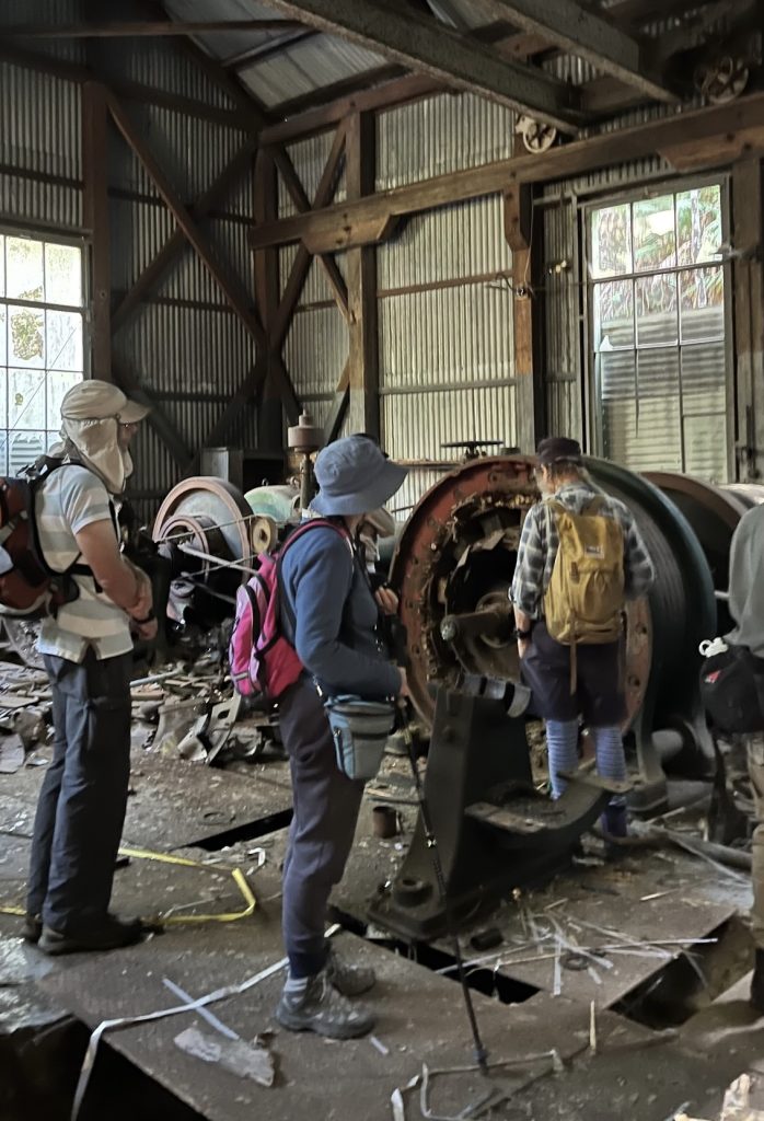 Destruction of the power station (LR)